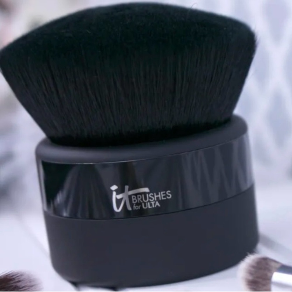 IT COSMETICS NWT VELVET LUXE GODDESS KABUKI N•306 - BLURRING COLLECTION ✨️